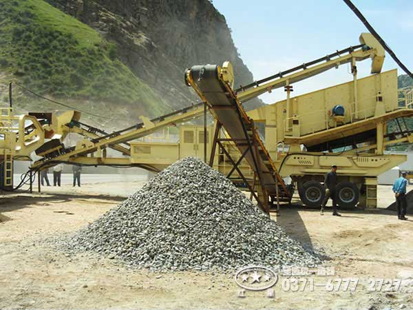 某地區(qū)移動式建筑垃圾處理生產線現(xiàn)場