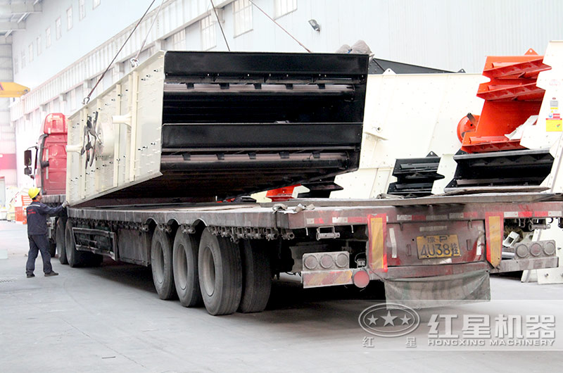 客戶訂購的振動篩裝車中，準(zhǔn)備發(fā)貨
